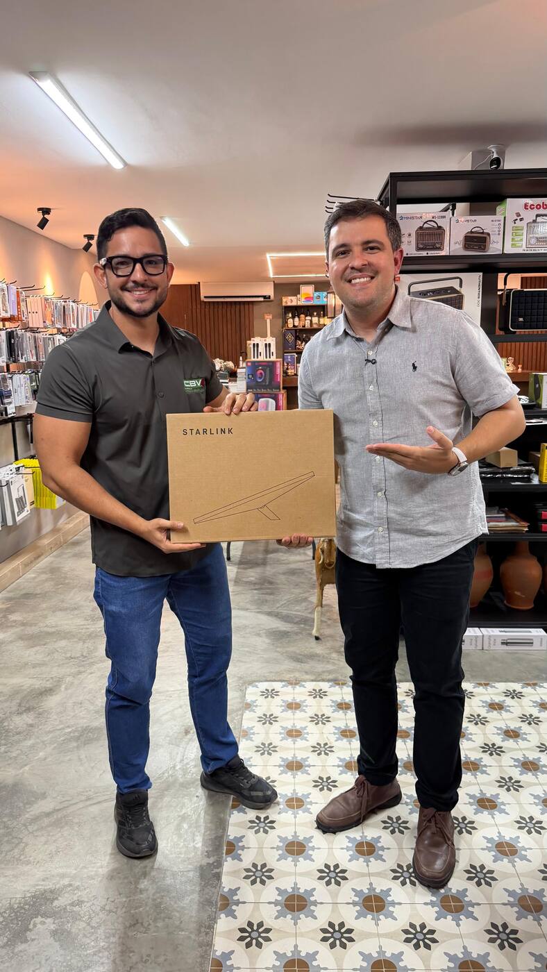 Cliente recebendo caixa da internet via satélite Starlink na PB Imports