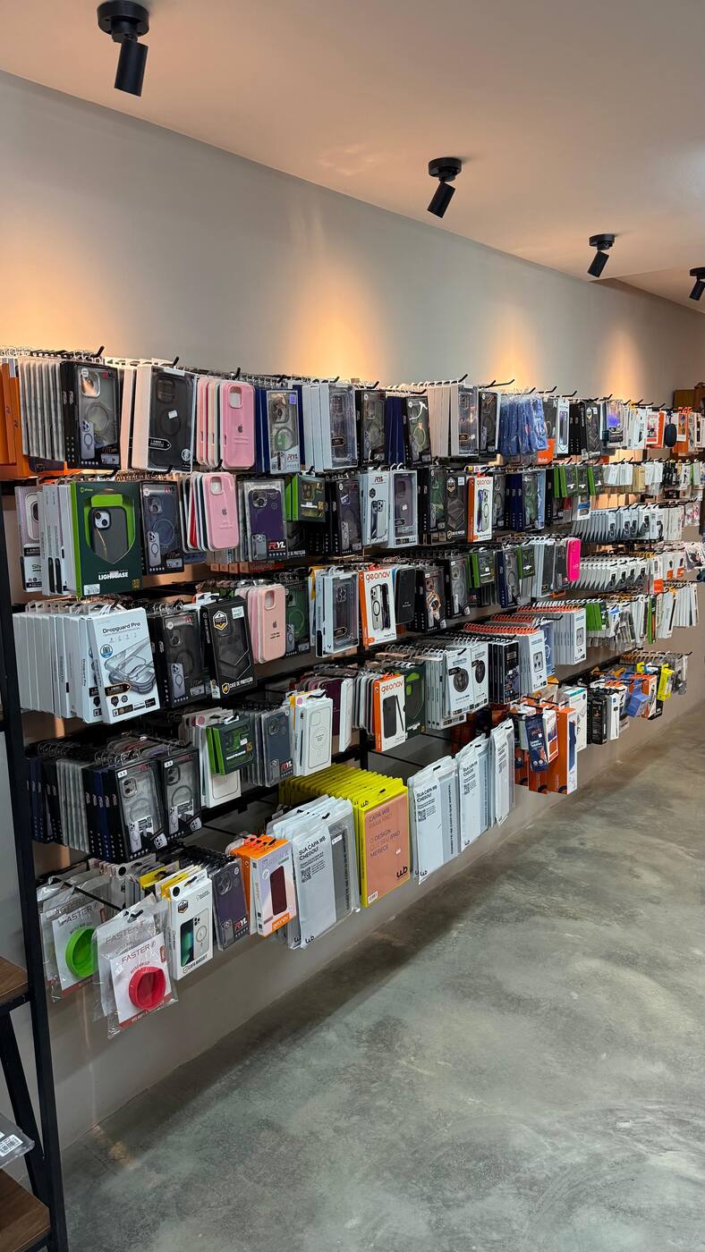 Parede de capinhas e acessórios para iPhone na loja PB Imports