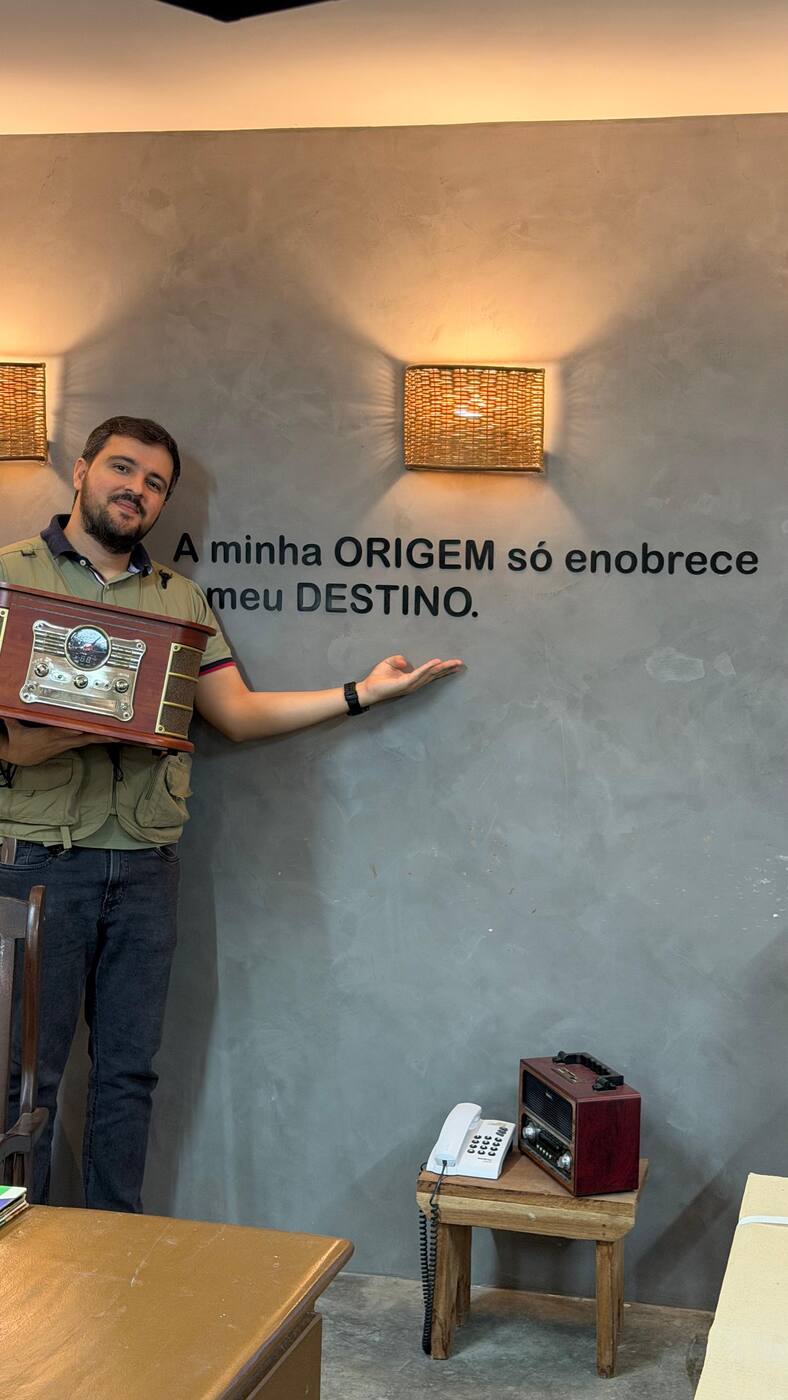 Parede da loja PB Imports com a frase A minha origem só enobrece meu destino